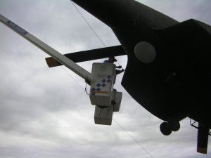Conectando prolongacion de antena helicoptero a acoplador de campaña.
