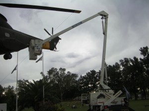 Helicoptero PUMA en pedestal de plaza